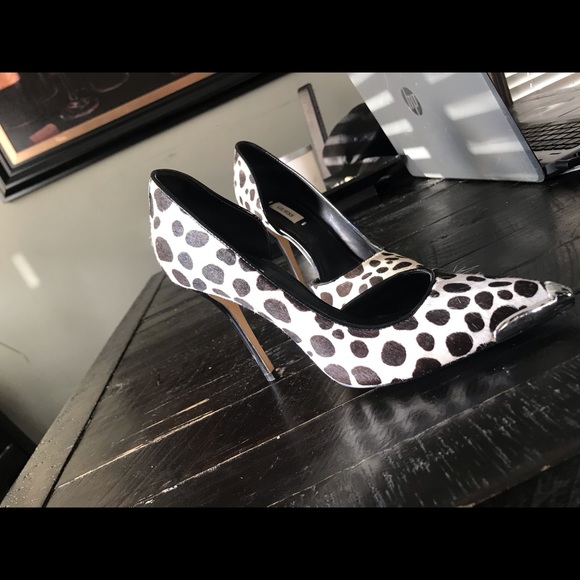 Size 7 Guess shoes - Picture 4 of 5